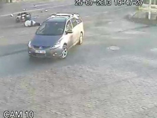 Un mopedist a murit spulberat de un autoturism, pe DN3 - VIDEO!